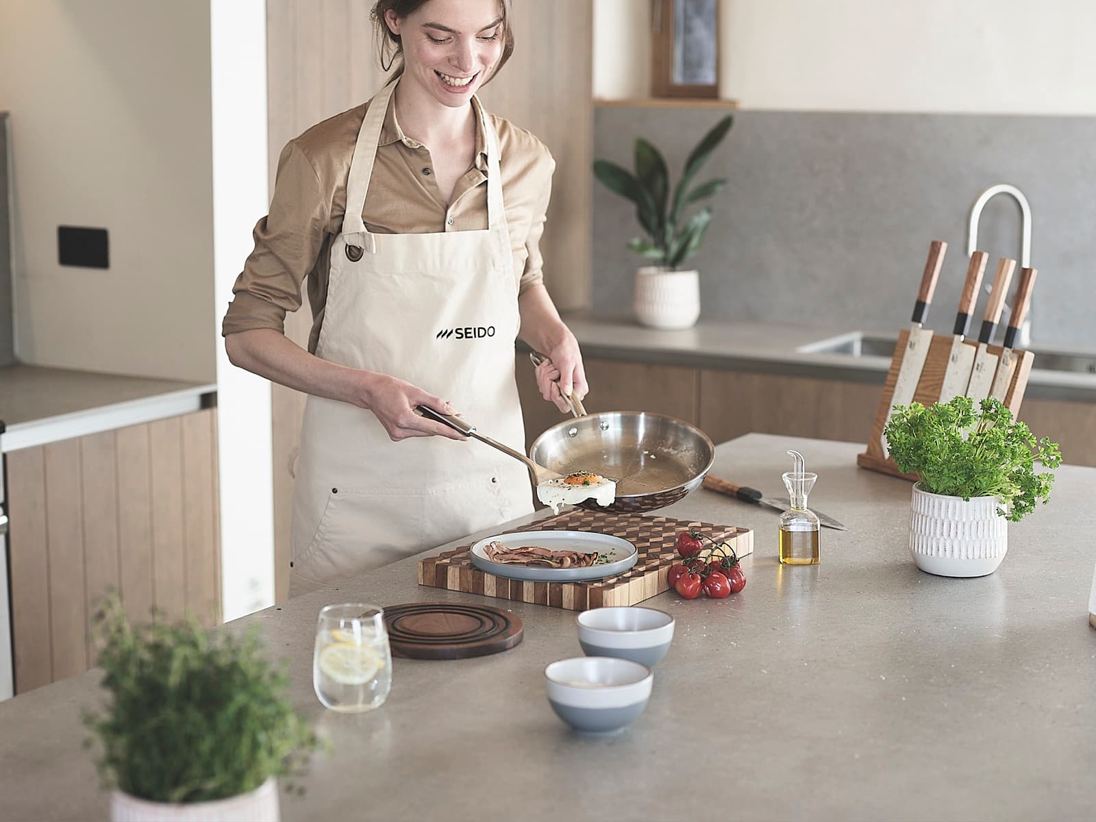 Cooking an egg in an uncoated SEIDO stainless steel skillet on the stovetop